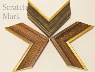 引っかいたような跡